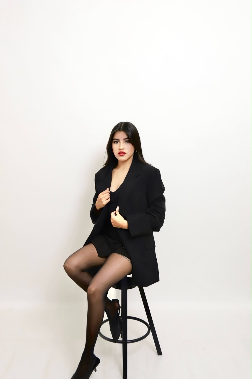 Retrato de Arely Cruz con muestras de color